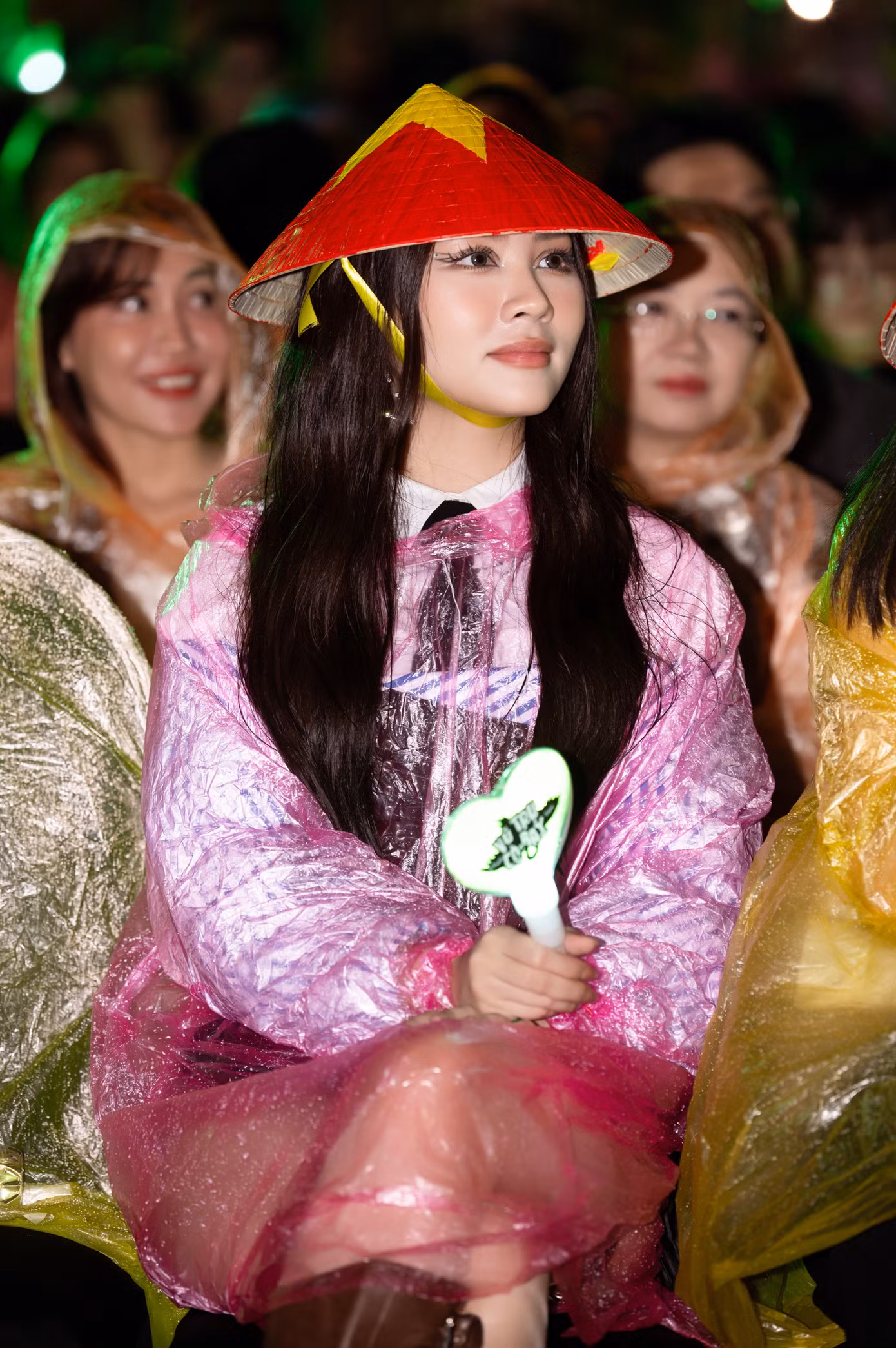 Á hậu Thủy Tiên, Hoa hậu Mai Phương, Lan Khuê ngồi đội mưa xem concert của Phương Mỹ Chi. Á hậu Thủy Tiên, Hoa hậu Mai Phương, Lan Khuê ngồi đội mưa xem concert của Phương Mỹ Chi.