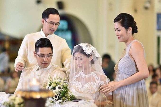 Stephanie Nguyễn - chị của Phillip - cũng tổ chức hôn lễ tại nhà thờ cổ kính năm 2017. Tăng Thanh Hà mang bầu những tháng cuối thai kỳ đến dự và chúc phúc cho chị gái.