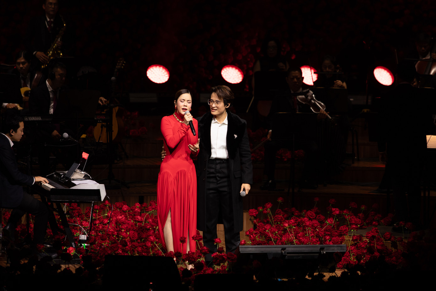 Show diễn của Hà Anh Tuấn tại Australia có sự tham gia của ca sĩ Thu Phương. Sau sự kết hợp thành công từ năm 2022, chị đẹp Thu Phương và Hà Anh Tuấn góp giọng, thể hiện những bản tình ca như Cô gái đến từ hôm qua, Hai chúng ta và Chưa bao giờ. Show diễn của Hà Anh Tuấn tại Australia có sự tham gia của ca sĩ Thu Phương. Sau sự kết hợp thành công từ năm 2022, chị đẹp Thu Phương và Hà Anh Tuấn góp giọng, thể hiện những bản tình ca như Cô gái đến từ hôm qua, Hai chúng ta và Chưa bao giờ.