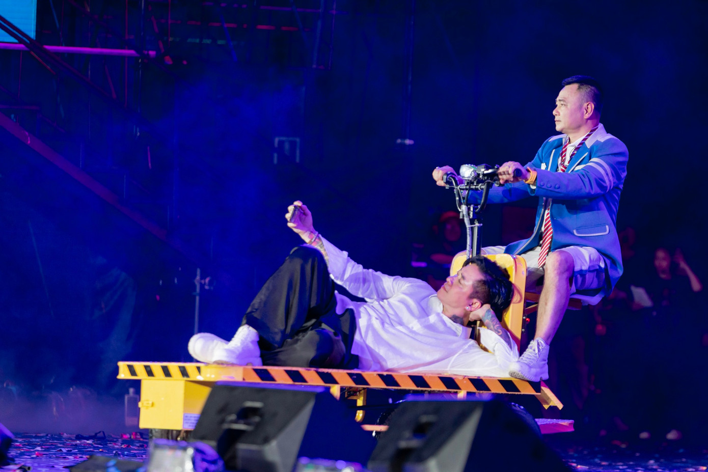 Màn kết hợp ăn ý và được fan mong đợi nhất là giữa &quot;Long thích trêu&quot; và &quot;Tuấn hay dỗi&quot;. Việc Tự Long chở Tuấn Hưng ra sân khấu bằng xe chở hàng và có những màn tương tác hài hước là điểm nhấn của show. Suốt ba tháng tham gia chương trình, NSND Tự Long thường xuyên mắng và trêu Tuấn Hưng. Anh còn thích thú gọi giọng ca Tìm lại bầu trời là đứa em hay dỗi.