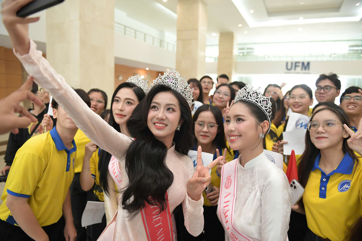 Sinh viên vây kín Hoa hậu Hà Trúc Linh, Á hậu Vân Nhi và Á hậu Châu Anh. Ảnh: Phạm Nguyễn, Dương Triều.