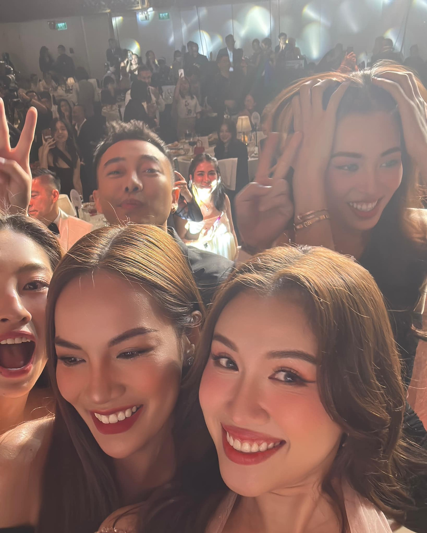 Tiểu Vy và Lương Thùy Linh, Lê Hoàng Phương bị Thanh Thanh Huyền chụp ảnh dìm trong khoảnh khắc quăng hoa cưới.