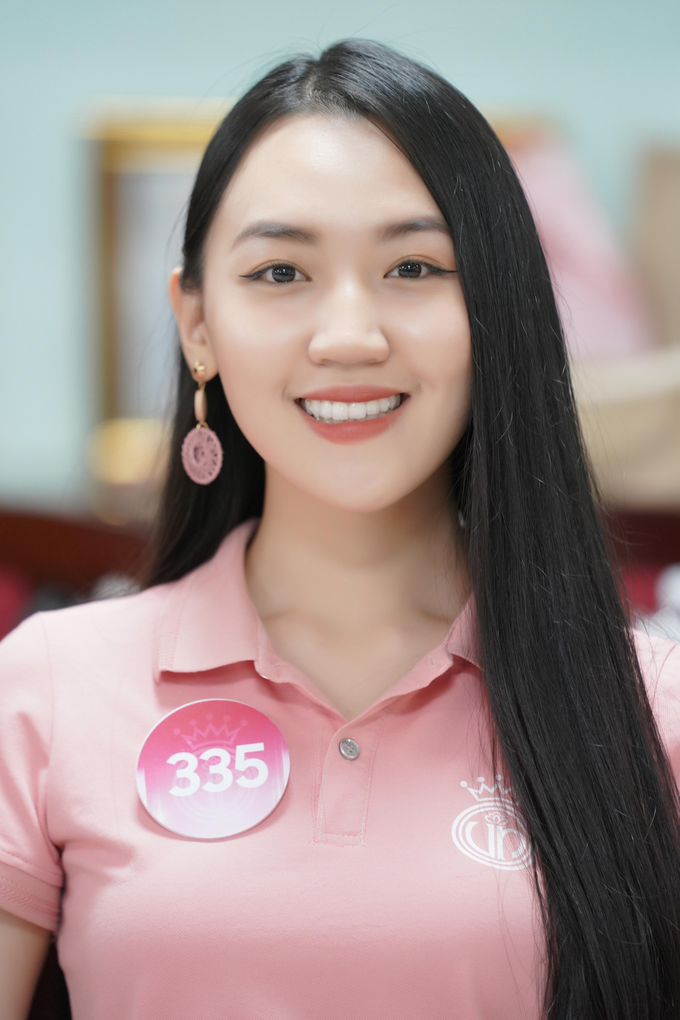 Chuyên gia Khuất Ánh Tuyết phủ nhận thí sinh Hoa hậu Việt Nam có nụ cười công nghiệp. Mỗi người đều có màu sắc, cá tính và nét đẹp riêng nên tỏa sáng theo cách riêng. Trong ảnh là Phương Trinh (SBD 119) và Nguyễn Ngọc Tường Vy (SBD 335). Chuyên gia Khuất Ánh Tuyết phủ nhận thí sinh Hoa hậu Việt Nam có nụ cười công nghiệp. Mỗi người đều có màu sắc, cá tính và nét đẹp riêng nên tỏa sáng theo cách riêng. Trong ảnh là Phương Trinh (SBD 119) và Nguyễn Ngọc Tường Vy (SBD 335).