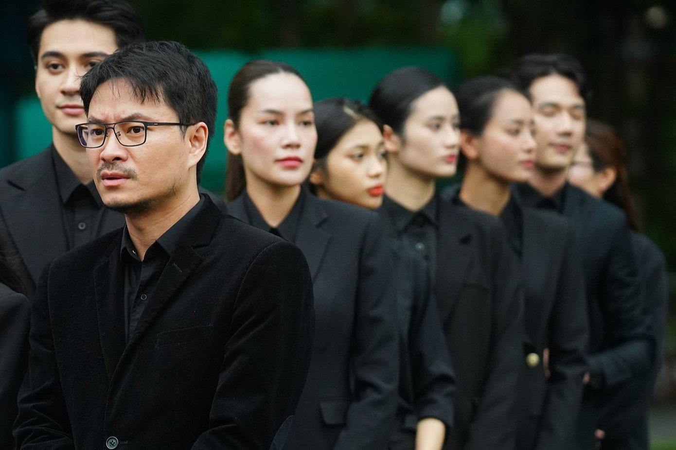 Thành phố Hồ Chí Minh có mưa to vào trưa 25/7. Nhiều nghệ sĩ sắp xếp thời gian viếng Tổng Bí thư vào đầu giờ chiều 25/7. Đạo diễn Hoàng Nhật Nam đến tưởng nhớ Tổng Bí thư Nguyễn Phú Trọng.