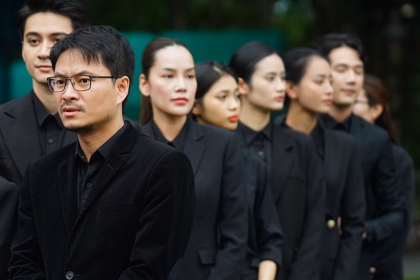 Thành phố Hồ Chí Minh có mưa to vào trưa 25/7. Nhiều nghệ sĩ sắp xếp thời gian viếng Tổng Bí thư vào đầu giờ chiều 25/7. Đạo diễn Hoàng Nhật Nam đến tưởng nhớ Tổng Bí thư Nguyễn Phú Trọng.