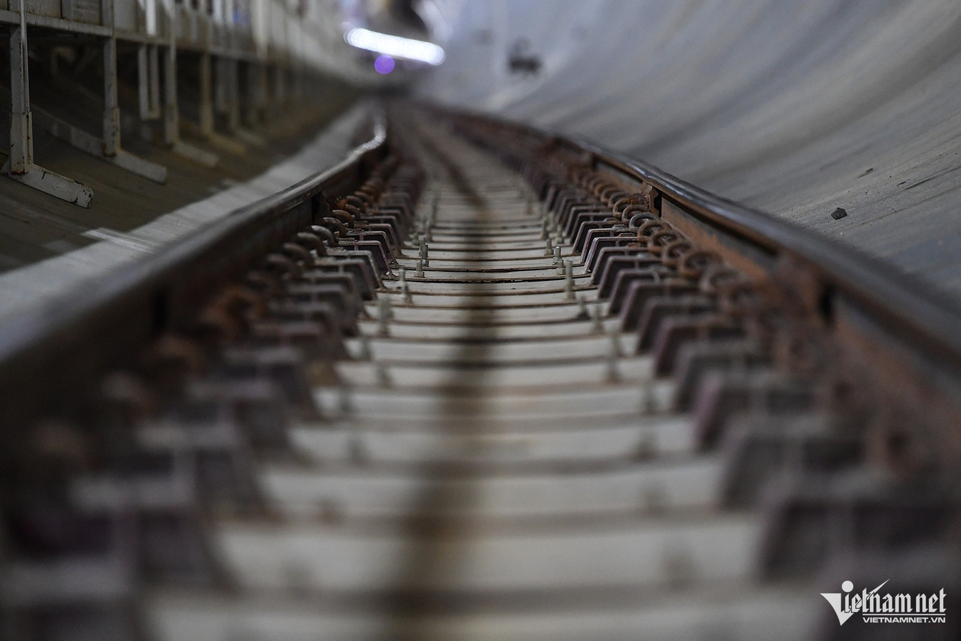 Đường sắt khổ đôi 1.435mm: ray/ghi tiêu chuẩn châu Âu UIC 60 hoặc tương đương.