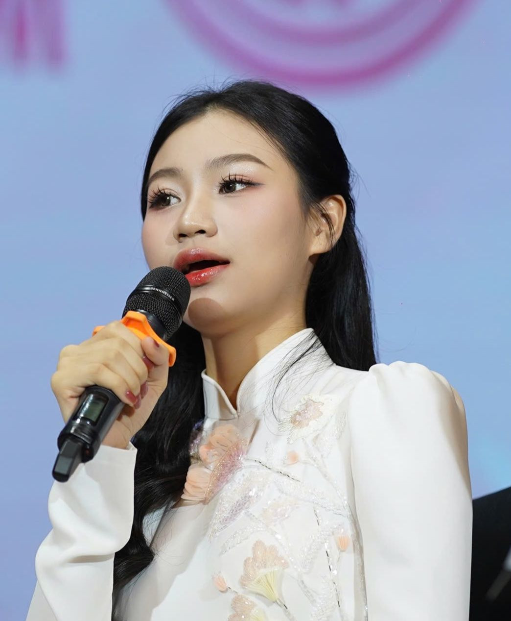 Trong buổi giao lưu tại Đại học Tài chính - Marketing, Huyền Cơ cho biết cô rụt rè, thiếu năng động, chỉ quen nhịp sống &quot;đi học rồi về&quot; trước khi tham gia cuộc thi Hoa hậu Việt Nam. Nhờ sở thích catwalk, đam mê sắc đẹp, cô quyết định đăng ký thi hoa hậu. &quot;Tôi nộp hồ sơ trong ngày cuối. Ban đầu tôi tham gia với tâm thế trải nghiệm, nhưng cảm thấy hào hứng khi tham gia sâu hơn. Có lẽ nhờ đam mê nên tôi nghiêm túc và đạt thành tích&quot;, Huyền Cơ nói thêm.