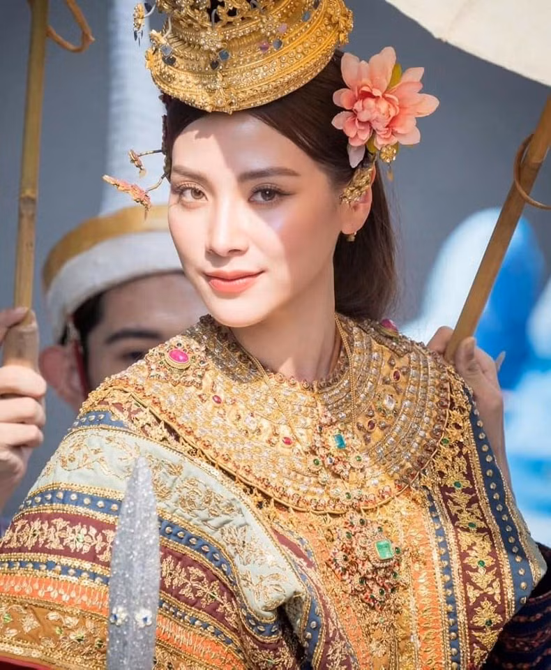 Yaya Urassaya và Baifern Pimchanok hóa thân thành nữ thần tại Songkran.