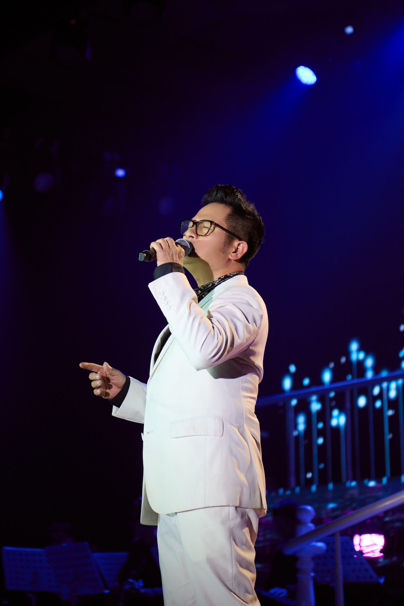 Tại bữa tiệc âm nhạc tối 22/12, Bằng Kiều thể hiện nhiều bản hit. Anh còn gây chú ý khi đọ giọng cùng Quốc Thiên thông qua ca khúc Cơn mưa băng giá. Phần thể hiện của hai &quot;anh trai&quot; thu hút sự quan tâm của khán giả.