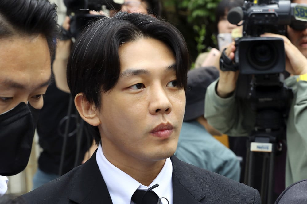 Yoo Ah In, 36 tuổi, lộ tóc bạc trong lúc bị áp giải đến tòa án. Yoo Ah In, 36 tuổi, lộ tóc bạc trong lúc bị áp giải đến tòa án.