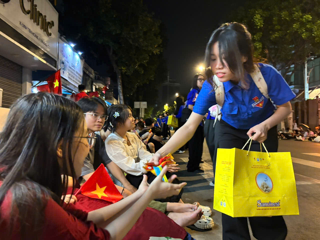 Các đội tình nguyện viên thuộc Đoàn Thanh niên Cộng sản TPHCM phát thực phẩm cho người dân dọc hai bên đường, tiếp sức cho &quot;khối cổ vũ&quot; chuẩn bị cho lễ diễu binh, diễu hành hoành tráng.