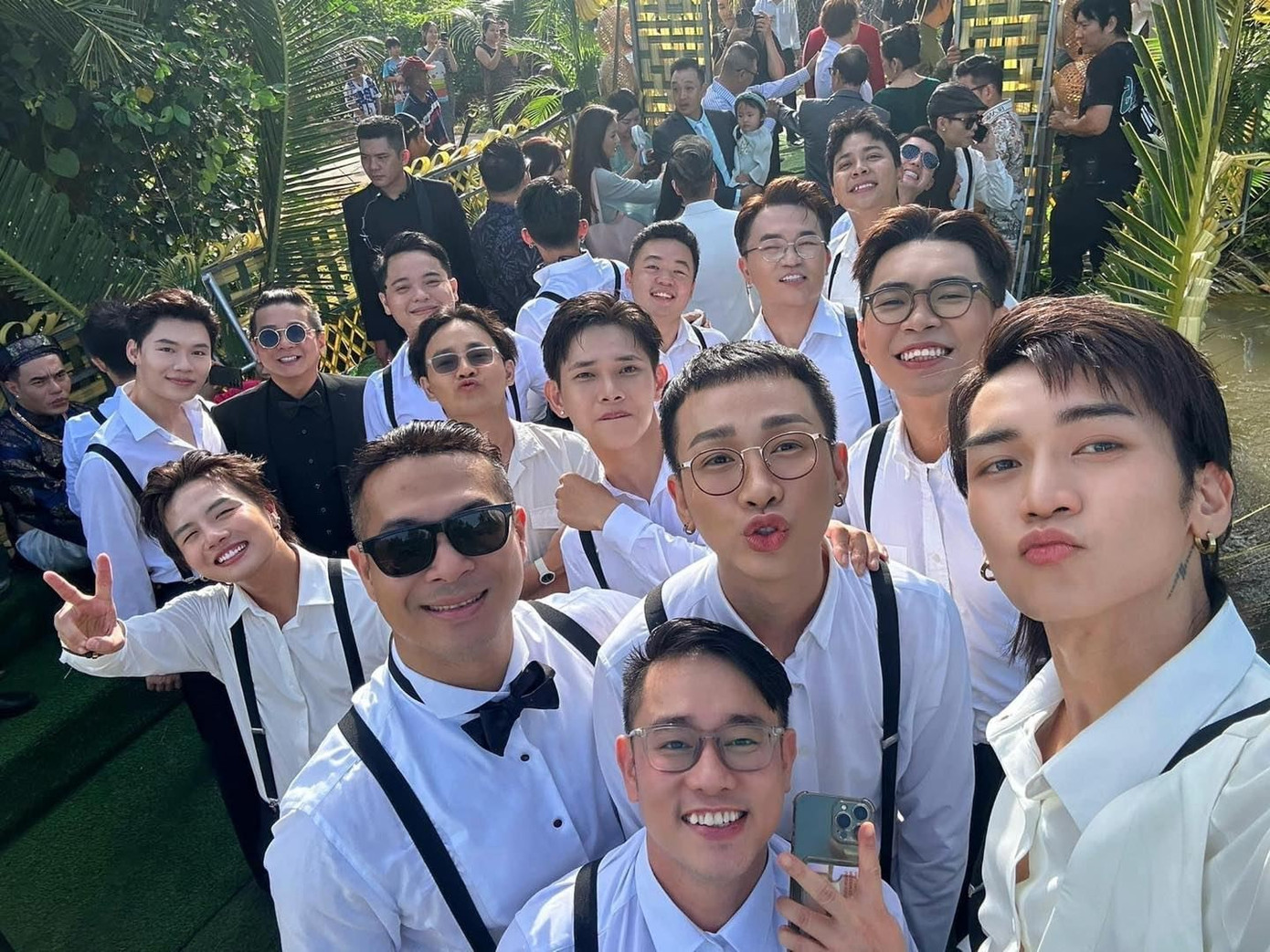 Dàn bưng mâm mặc ton-sur-ton với sơ mi trắng và quần âu có dây đai. Phù rể là những gương mặt quen thuộc có mặt trong lễ cưới trước đó gồm Trương Thế Vinh, Duy Khánh, BB Trần, Quang Trung, Đại Nghĩa, Minh Dự...