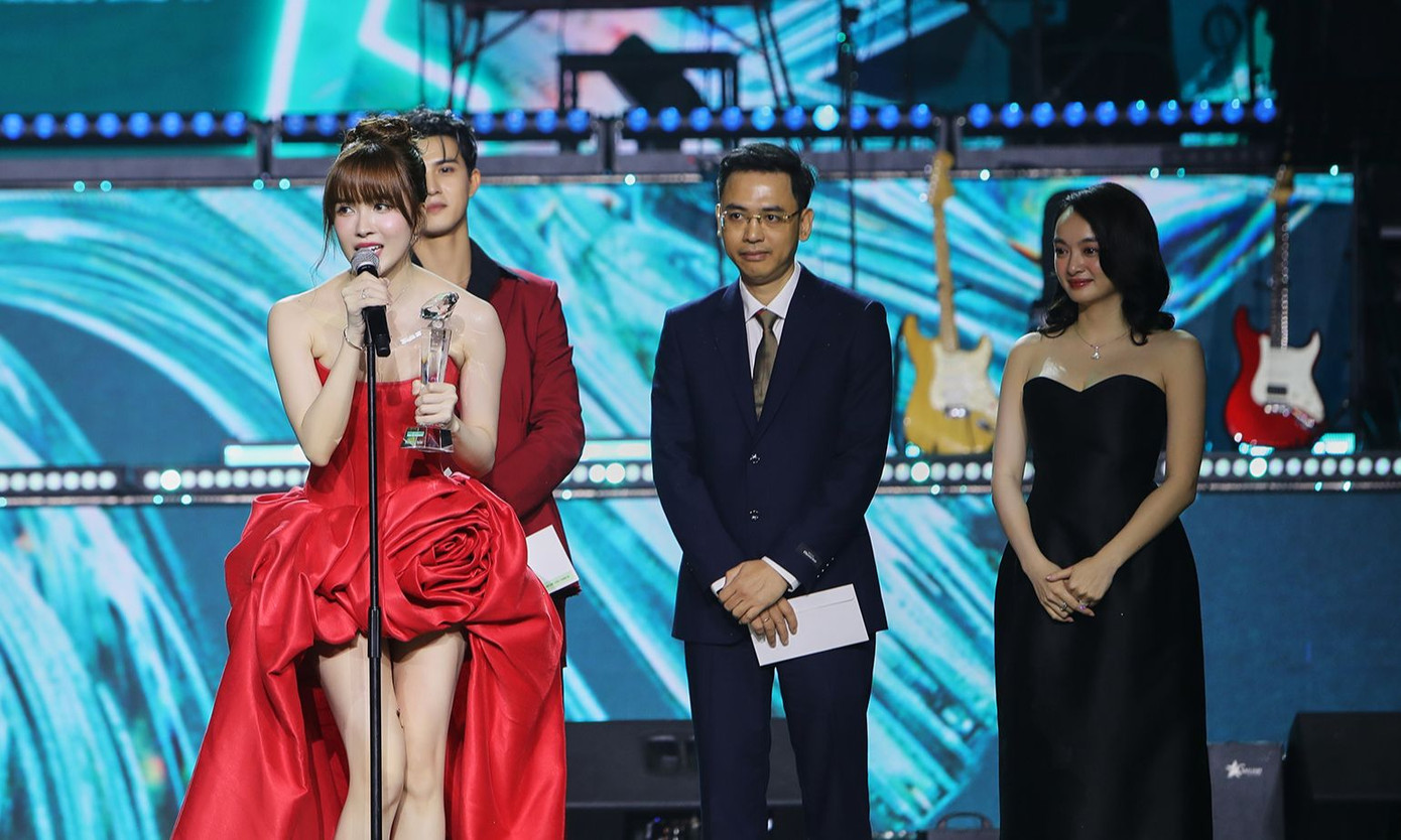 Thiều Bảo Trâm giành chiến thắng hạng mục Nữ ca sĩ/rapper được yêu thích nhất. Cô nói biết ơn chương trình Chị đẹp đạp gió giúp cô được khán giả biết đến nhiều hơn. Nữ ca sĩ còn gửi lời cảm ơn đến cộng đồng người hâm mộ bình chọn cho mình. Thiều Bảo Trâm giành chiến thắng hạng mục Nữ ca sĩ/rapper được yêu thích nhất. Cô nói biết ơn chương trình Chị đẹp đạp gió giúp cô được khán giả biết đến nhiều hơn. Nữ ca sĩ còn gửi lời cảm ơn đến cộng đồng người hâm mộ bình chọn cho mình.