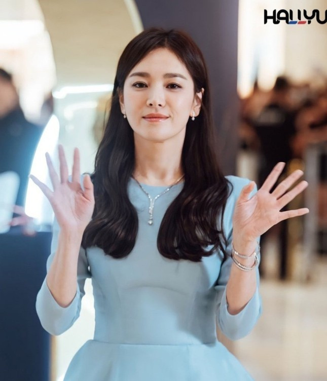 Song Hye Kyo thu hút sự chú ý khi dự sự kiện ở nước ngoài. Song Hye Kyo thu hút sự chú ý khi dự sự kiện ở nước ngoài.