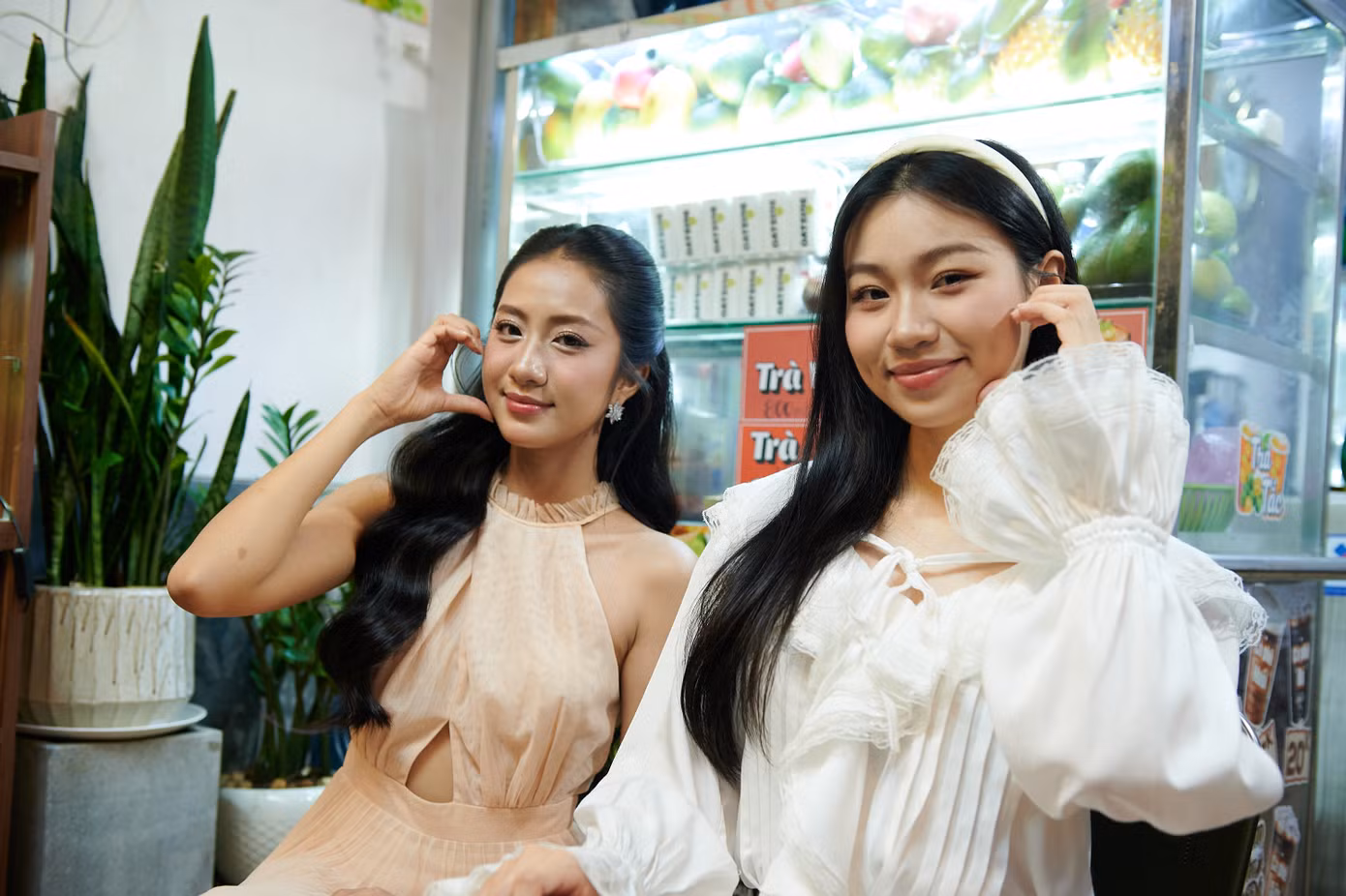 Hoa khôi và Á khôi của Đại học Tài chính Marketing nói họ cùng "manifest" để tiếp tục nắm tay trong đêm chung kết Hoa hậu Việt Nam 2024 diễn ra tại Huế. "Ai đi thi mà không có ước mơ, đã mơ thì phải mơ lớn", Trúc Linh hài hước chia sẻ.