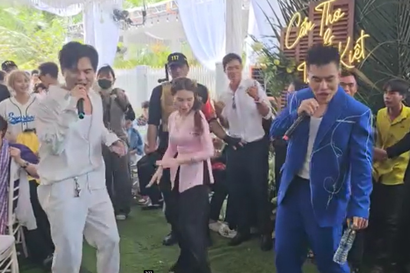 Trong video Lê Dương Bảo Lâm đăng tải, nữ ca sĩ nhiệt tình phụ họa khi Lâm Hùng hát mừng đám cưới Puka - Gin Tuấn Kiệt.