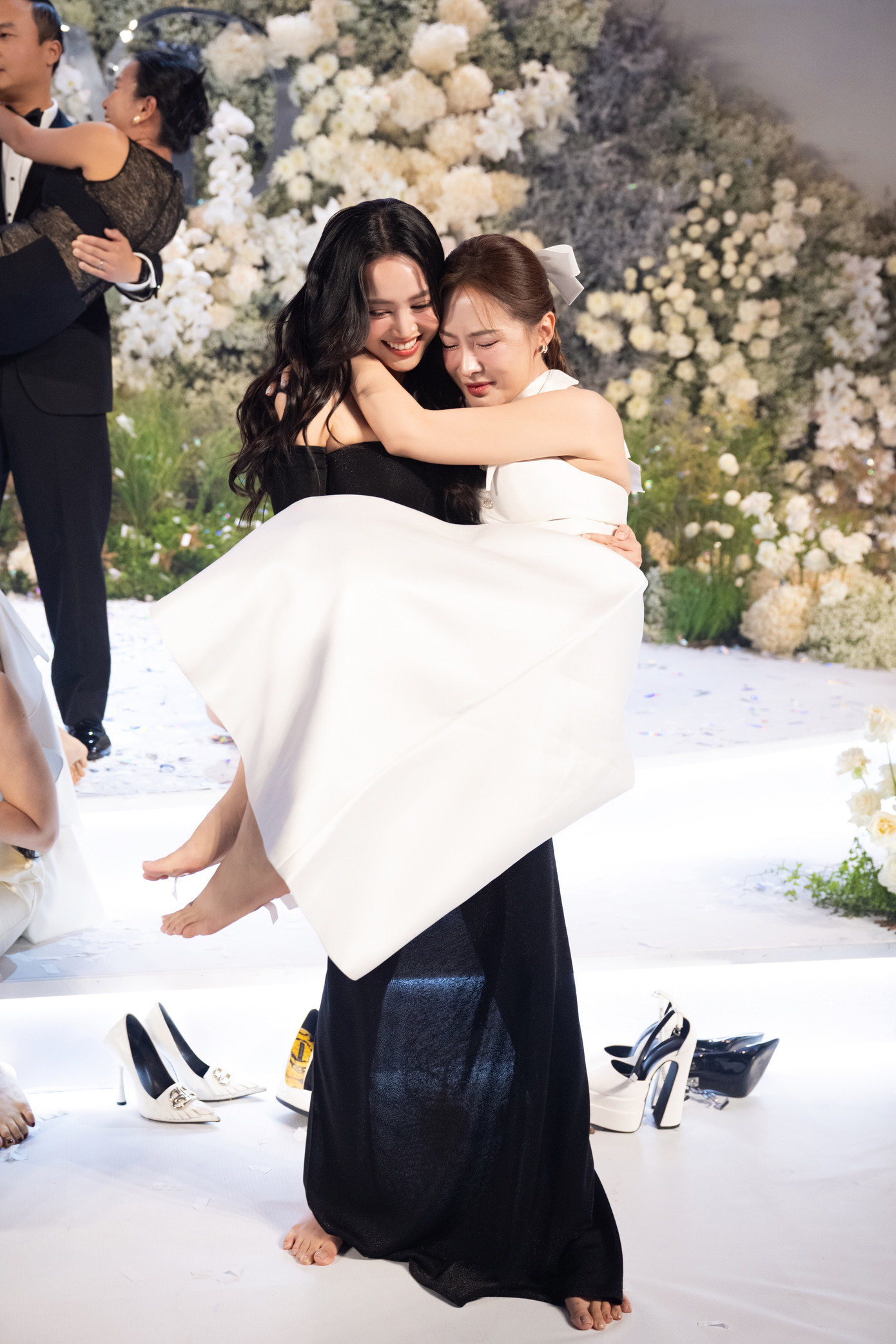 Kelly lo lắng khi được Ninh Dương Lan Ngọc nhấc bổng trong phần mini game. Kelly lo lắng khi được Ninh Dương Lan Ngọc nhấc bổng trong phần mini game.