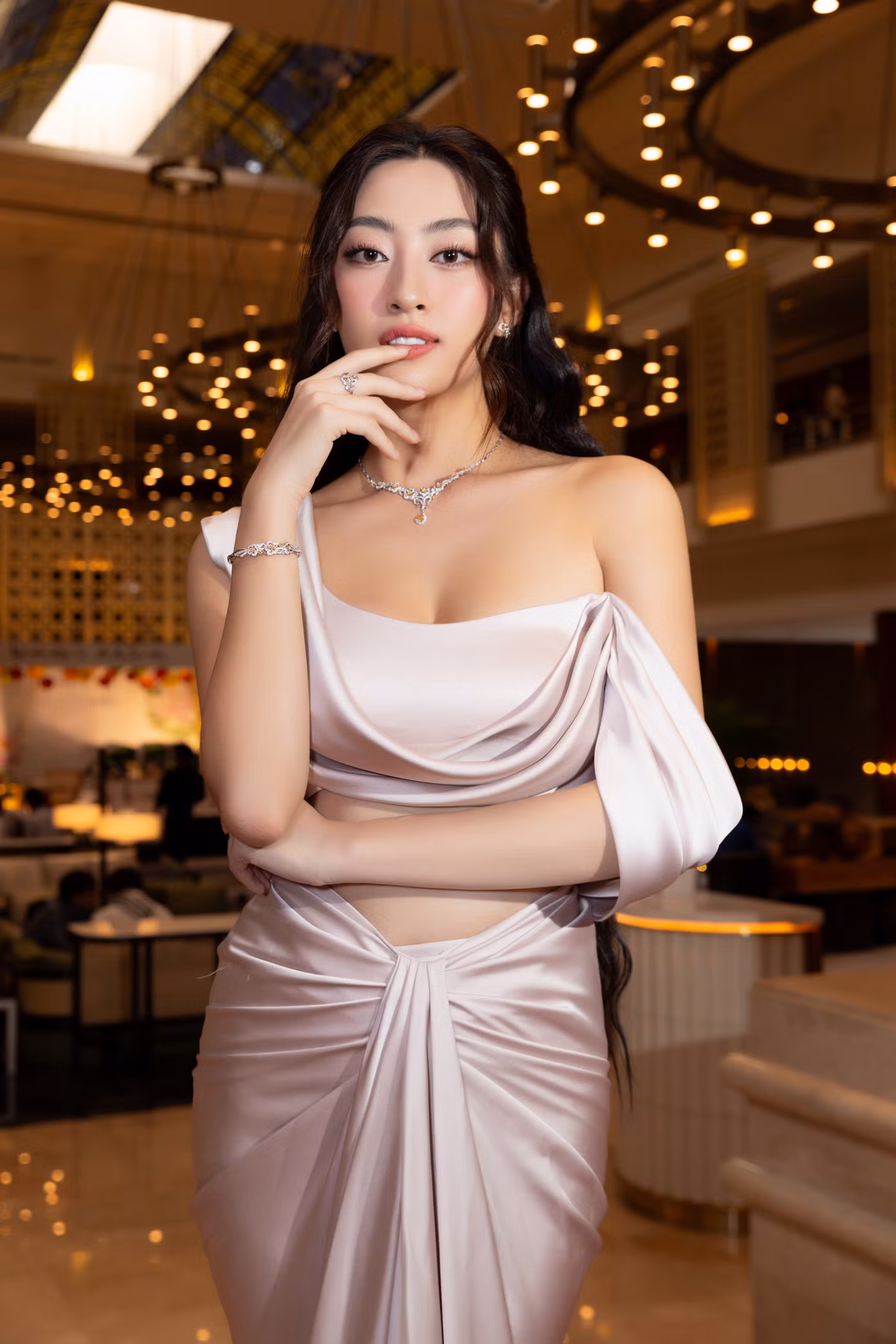 Hoa hậu Thế giới Việt Nam 2019 diện đầm lụa trễ vai tại thảm đỏ Liên hoan phim quốc tế TPHCM. Chi tiết khoét eo giúp cô tôn lên số đo ba vòng chuẩn, chân dài 1,22 m. Hoa hậu Thế giới Việt Nam 2019 diện đầm lụa trễ vai tại thảm đỏ Liên hoan phim quốc tế TPHCM. Chi tiết khoét eo giúp cô tôn lên số đo ba vòng chuẩn, chân dài 1,22 m.