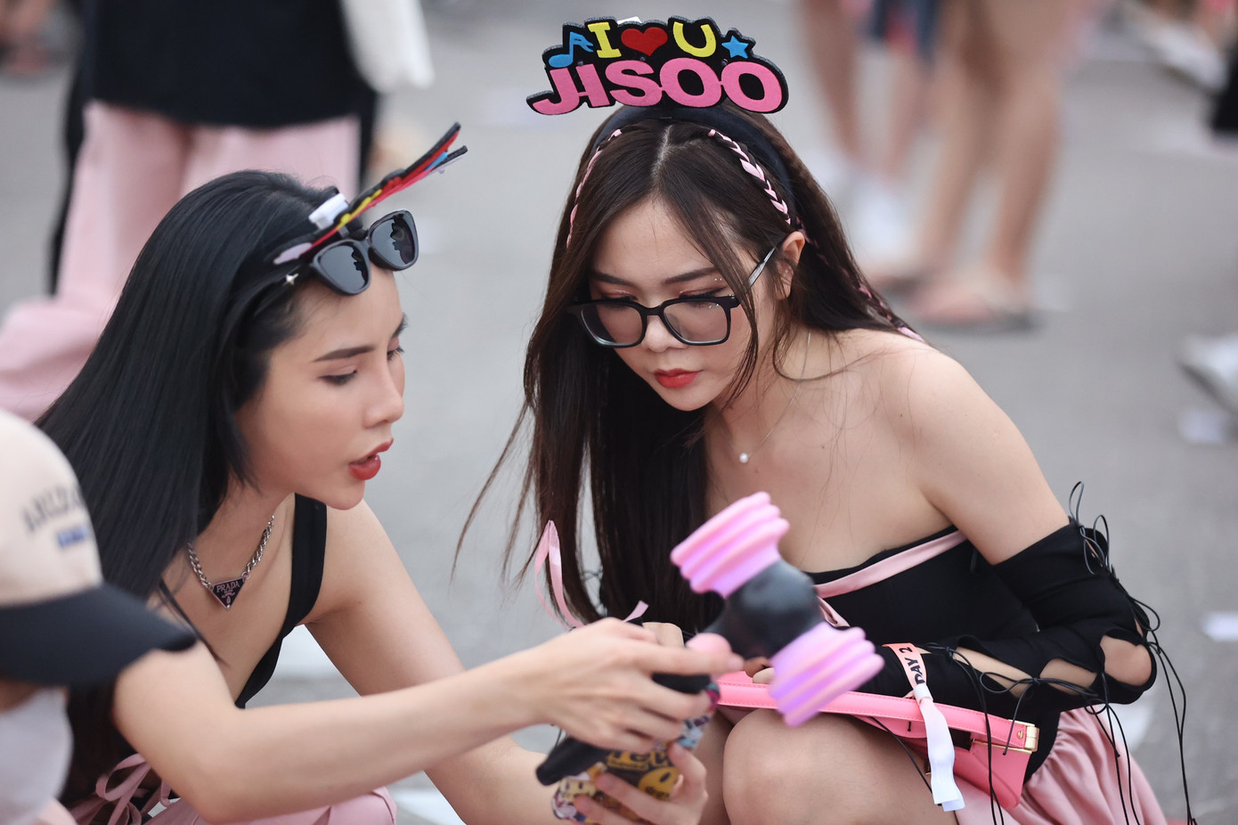 Lightstick, vật dụng liên quan là thứ không thể thiếu khi vào sân khấu xem BlackPink biểu diễn. Lightstick, vật dụng liên quan là thứ không thể thiếu khi vào sân khấu xem BlackPink biểu diễn.