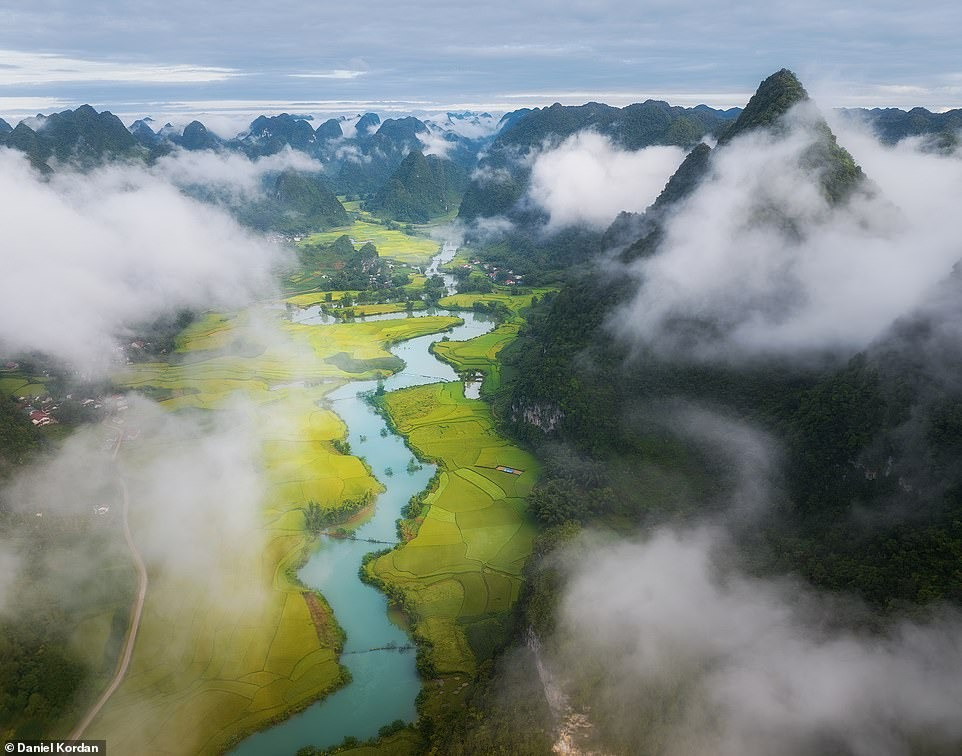 Daniel nói nhiếp ảnh gia nghiệp dư thường đánh giá thấp tầm quan trọng của ánh sáng. "Ánh sáng trong ngày ảnh hưởng đáng kể đến tâm trạng, chất lượng các bức ảnh". Bên trên là thung lũng Phong Nặm, một phần sông Quây Sơn ở Cao Bằng đang bị mây che phủ.