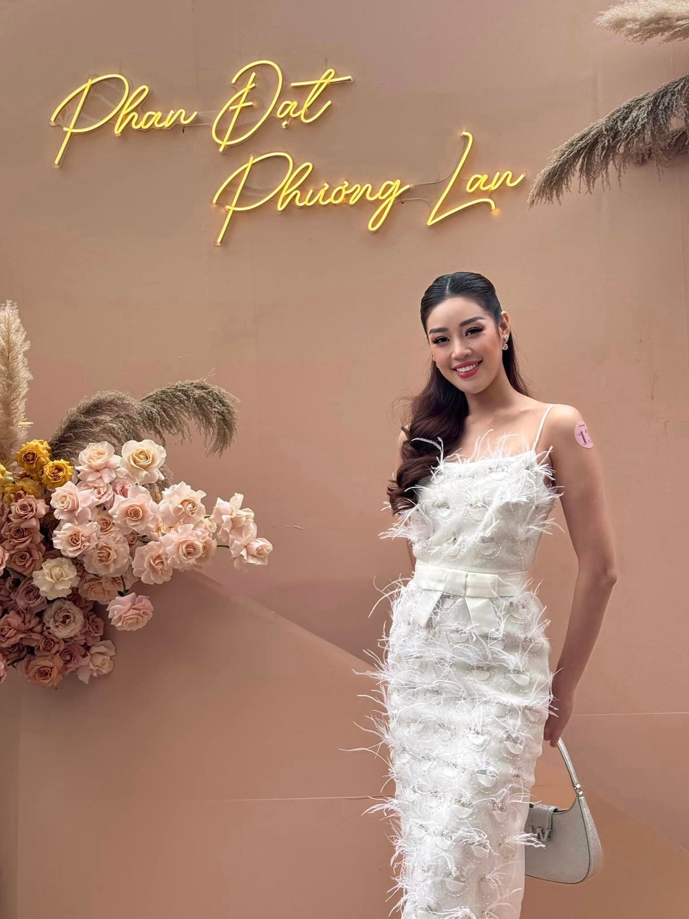 Hoa hậu Khánh Vân diện đầm hai dây thanh lịch tại ngày vui của Phương Lan. Trong lễ cưới, Lâm Vỹ Dạ và Mạc Văn Khoa giữ vai trò MC. Lâm Vỹ Dạ dẫn dắt buổi lễ bằng giọng Huế.