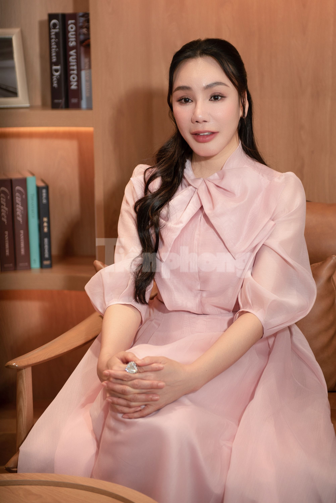 Ngôi sao sinh năm 1980 cho biết ăn uống là bí quyết quan trọng tiếp theo để giữ dáng. Ngoài việc ăn chay trường, Hồ Quỳnh Hương nói không với đồ ngọt. "Ngoài những dịp gặp mặt hoặc cực chẳng đã, tôi mới uống đồ ngọt. Ngoài ra, tôi hoàn toàn nói không với đường, ăn rau xanh. Tôi bổ sung đường cho cơ thể thông qua việc ăn trái cây nên không hề bị mệt hay khó chịu", nữ ca sĩ nói thêm.