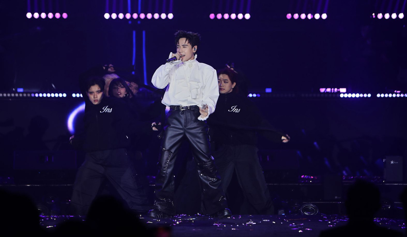 Gương mặt khác bước ra từ Anh trai say hi là Quang Hùng MasterD thắng hai giải thưởng Ca sĩ đột phá (tỷ lệ bình chọn ấn tượng 53,6%) và Top 10 ca khúc được yêu thích. Nam ca sĩ thể hiện bản hit Catch me if you can với bản phối mới dưới sự cổ vũ nhiệt tình của khán giả. Gương mặt khác bước ra từ Anh trai say hi là Quang Hùng MasterD thắng hai giải thưởng Ca sĩ đột phá (tỷ lệ bình chọn ấn tượng 53,6%) và Top 10 ca khúc được yêu thích. Nam ca sĩ thể hiện bản hit Catch me if you can với bản phối mới dưới sự cổ vũ nhiệt tình của khán giả.