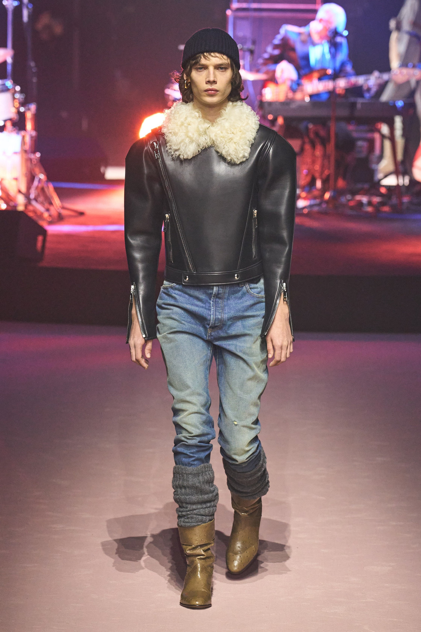 Bộ trang phục Sơn Tùng mặc tại sự kiện nằm trong bộ sưu tập Menswear Fall 2023 của nhà mốt đến từ Italy. Trên mạng xã hội, nhiều bình luận cho rằng người mẫu mặc chuẩn hơn do tỷ lệ cơ thể phù hợp. Sơn Tùng mắc lỗi chọn trang phục không phù hợp với dáng người.