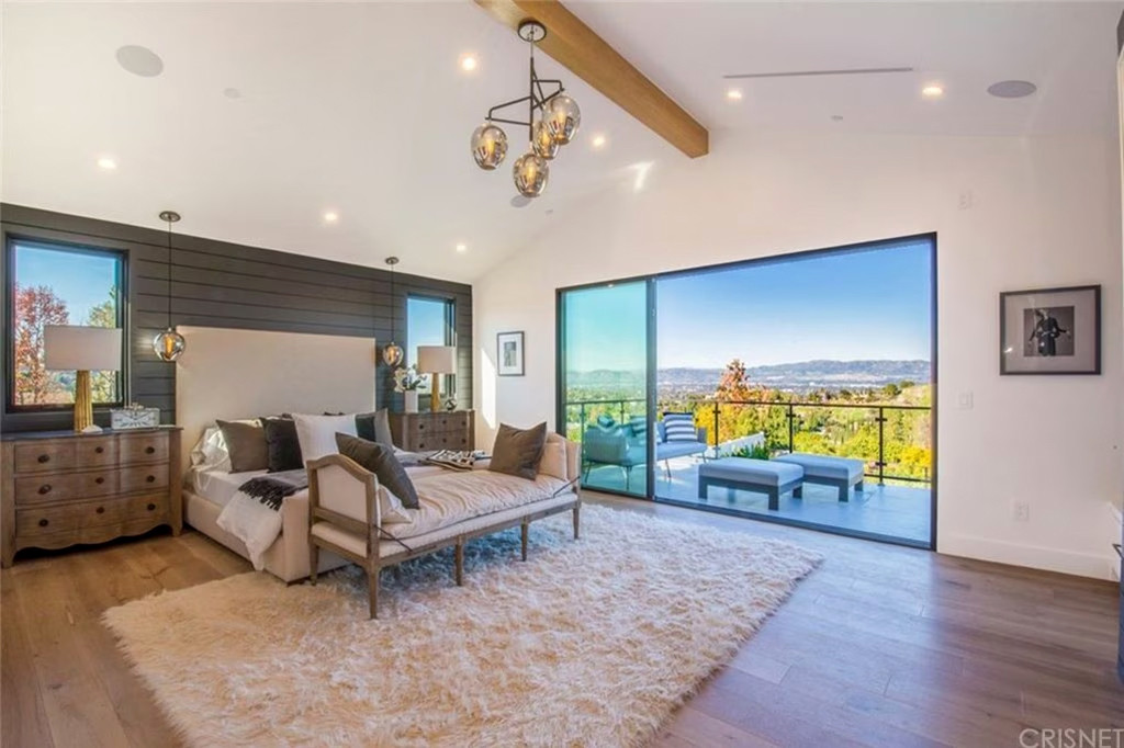 Phòng ngủ trải thảm lông và ban công dành để thư giãn. Vị trí đẹp nhìn ra thung lũng là một trong những lý do đẩy giá biệt thự lên đến 3,5 triệu USD.