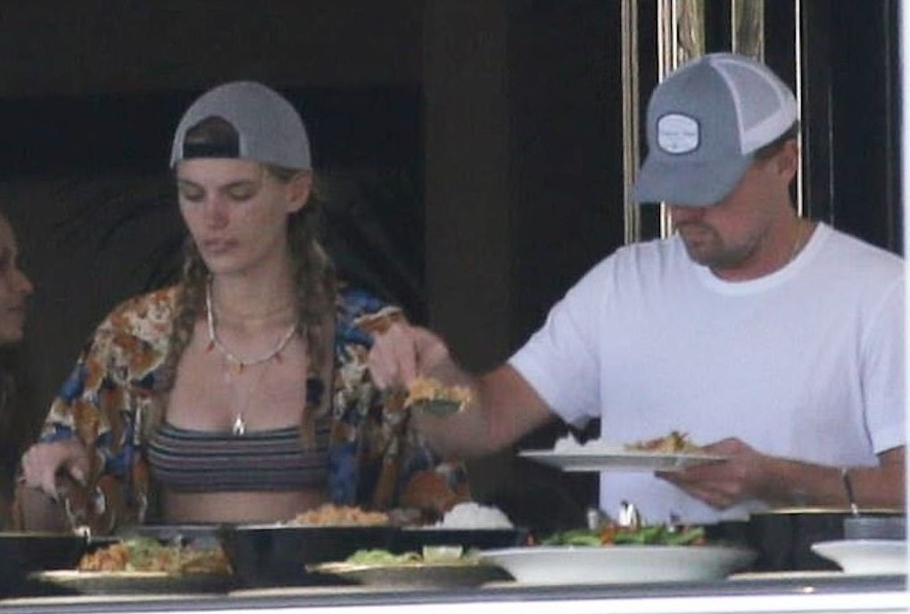 Leonardo DiCaprio và Victoria Lamas đón năm mới trên du thuyền.