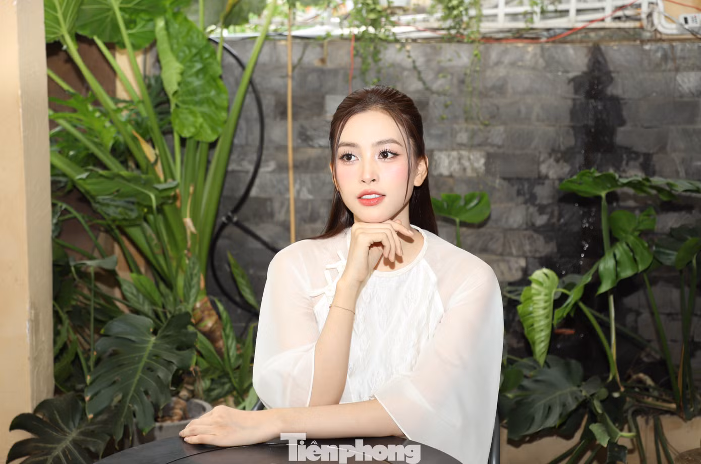 "Tôi chưa nghĩ đến việc tự thưởng gì cho mình sau một năm làm lụng. Trước mắt, tôi vẫn để dành tiền tiết kiệm, gửi một phần về cho bố mẹ, số tiền còn lại tôi để làm từ thiện", Tiểu Vy chia sẻ với Tiền Phong.