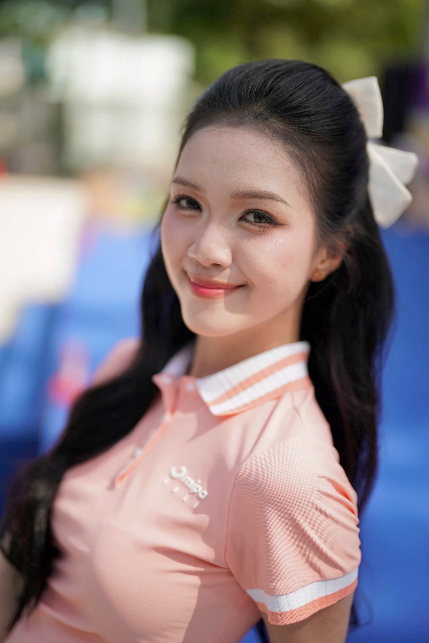 Tại lễ khai mạc giải pickleball do báo Tiền Phong tổ chức, Nguyễn Hoàng Mỹ Vân trang điểm và diện phong cách năng động.