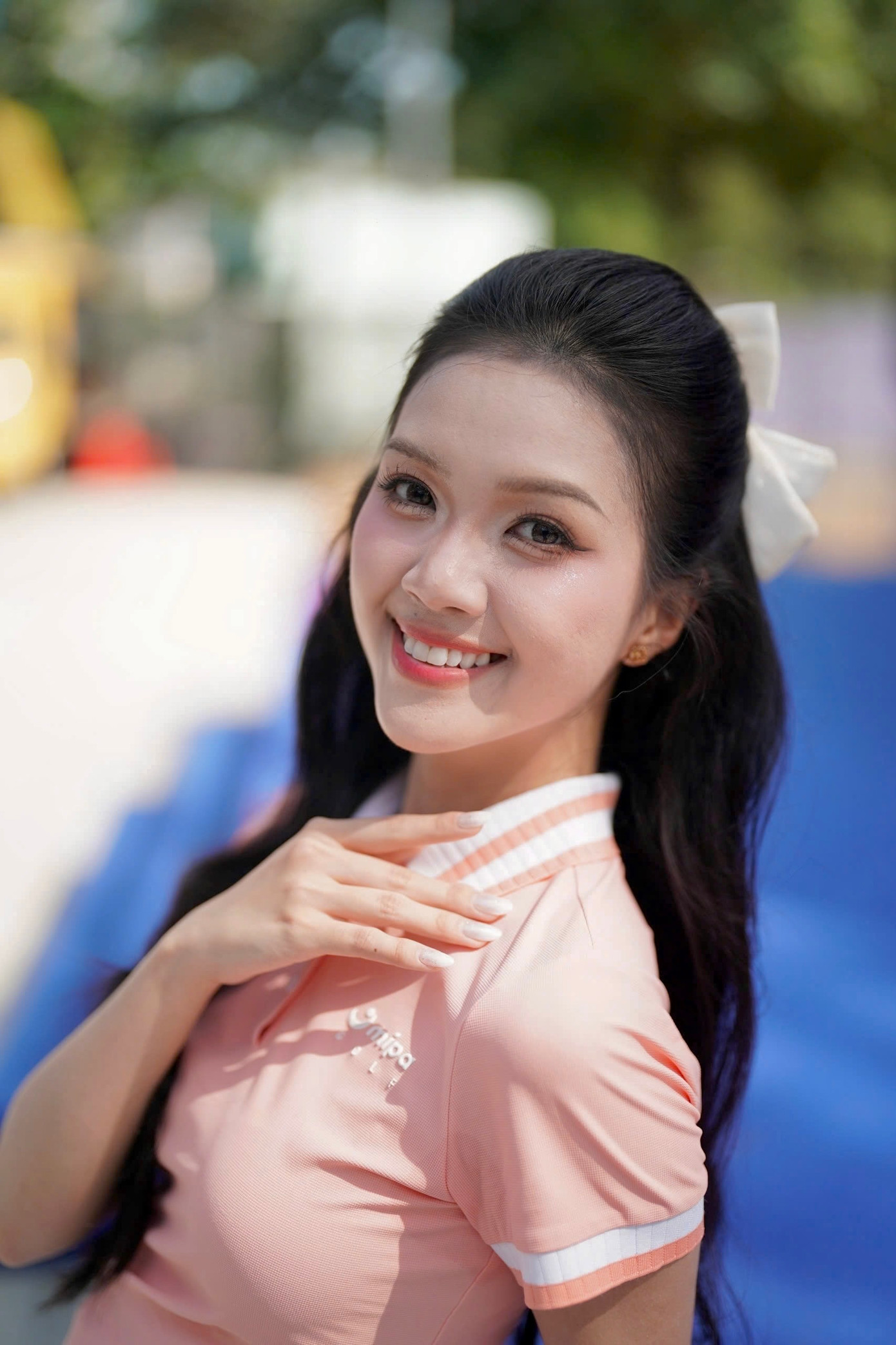 Sau danh hiệu Đại sứ Truyền thông và Nghệ thuật tại Hoa hậu Việt Nam 2024, người đẹp Nguyễn Hoàng Mỹ Vân trở lại công việc MC song ngữ. Sáng 4/7, cô đồng hành cùng Giải Vô địch Pickleball Việt Nam 2025 - Cúp Hyundai Thành Công trong vai trò MC tại lễ khai mạc.