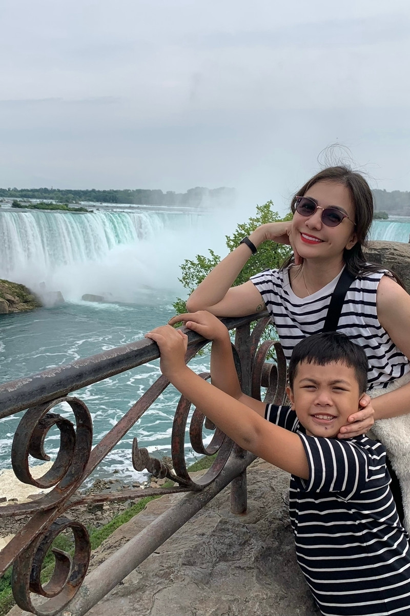 Huỳnh Đông - Ái Châu cùng con trai tại Canada. Huỳnh Đông - Ái Châu cùng con trai tại Canada.