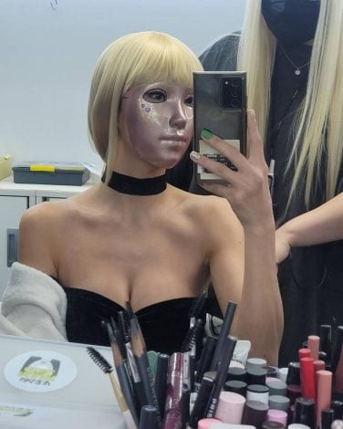 Ngoài ba diễn viên chính đóng phân đoạn thường ngày, nhân vật đảm nhận vai cô gái mang mặt nạ với những màn nhảy gợi cảm trước màn hình là Ji Ji Ahn.