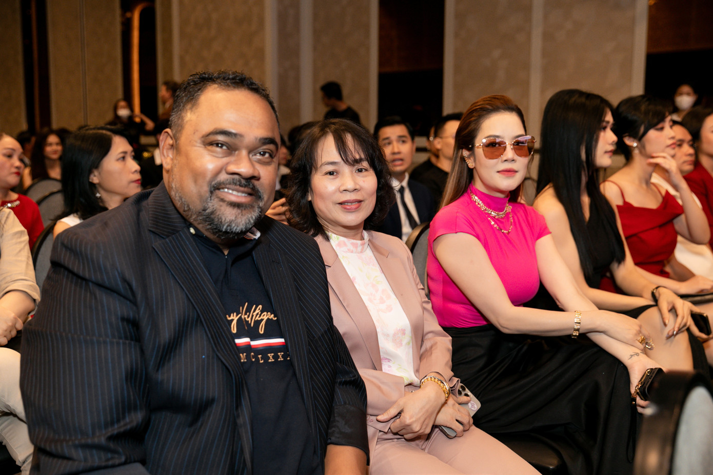 Thu Phương nói sẽ cưới Dũng Taylor năm 70 tuổi. Thu Phương nói sẽ cưới Dũng Taylor năm 70 tuổi.