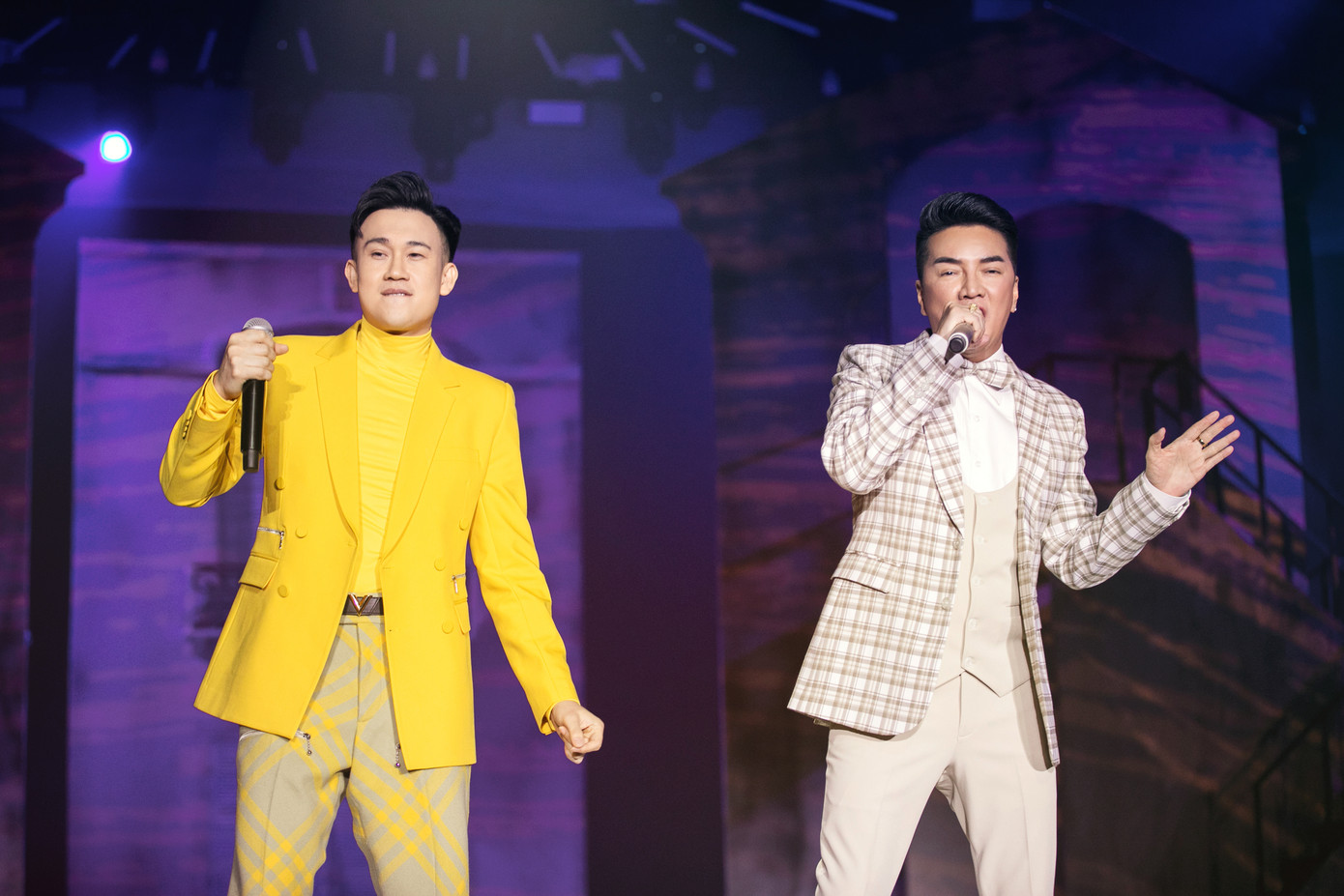 Đàm Vĩnh Hưng và ca sĩ Dương Triệu Vũ tái hợp trên sân khấu Ngày em thắp sao trời.
