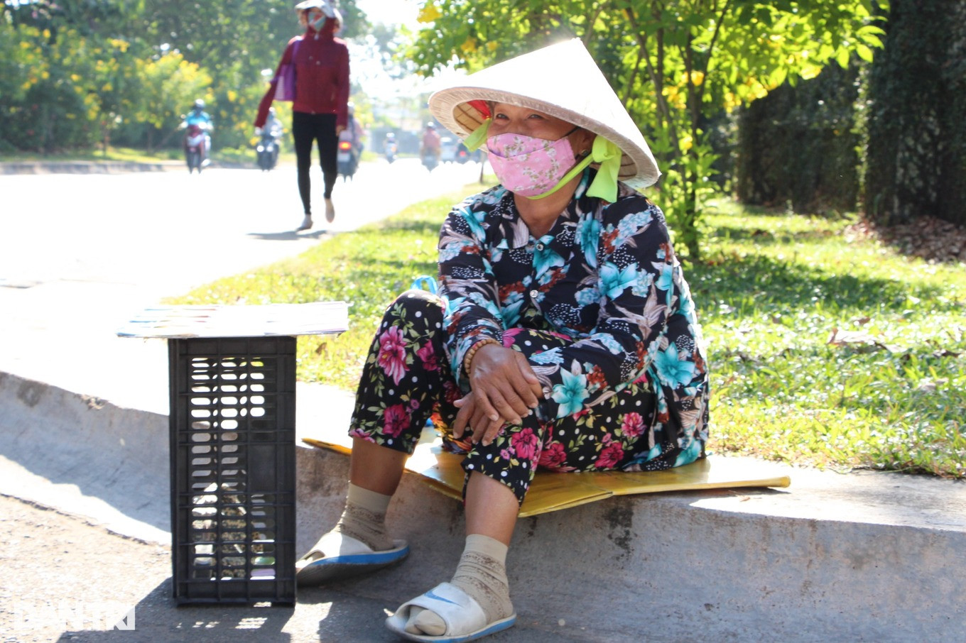 Bà Bốn không giấu được nỗi buồn vì vé số ế ẩm, thu nhập giảm sâu (Ảnh: Xuân Trường).