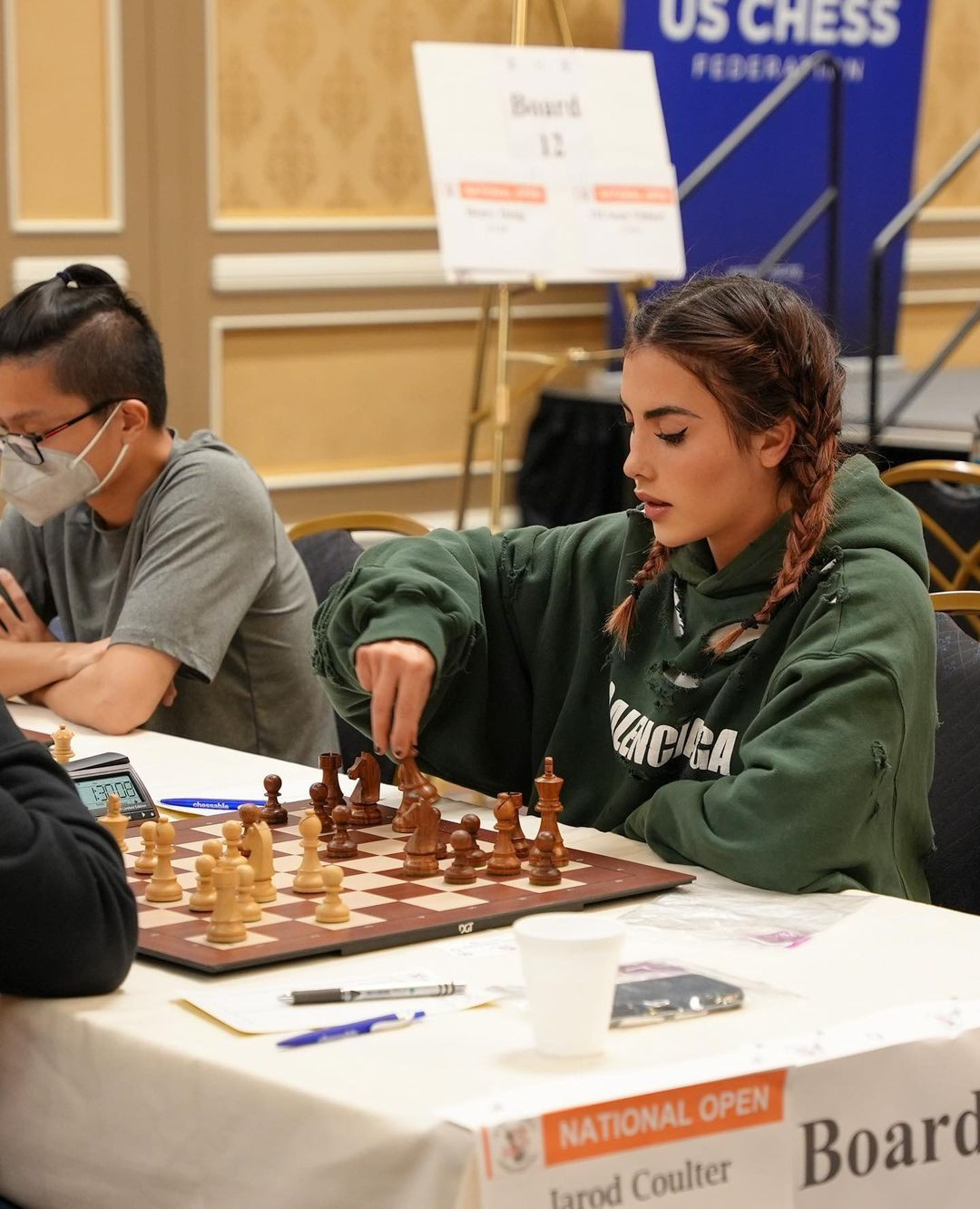 Andrea Botez chơi cờ vua từ năm 6 tuổi. Cô được truyền cảm hứng từ chị gái Alexandra Botez - kỳ thủ có tiếng tại Canada, đạt thành tích ở một số giải cờ vua uy tín. Về phía Andrea, cô gây ấn tượng mạnh khi tham gia bộ môn chessboxing - phối hợp giữa chơi cờ và quyền anh.