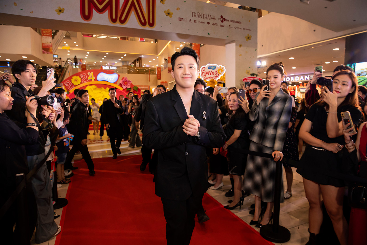 Tại buổi ra mắt phim, đạo diễn Trấn Thành nói phim của anh có yếu tố chửi bậy nhưng đó là điện ảnh, phản ánh giá trị thực tế. &quot;Điện ảnh không thật nếu mỹ hóa nhân vật không có thật ngoài đời&quot;, anh cho ý kiến.