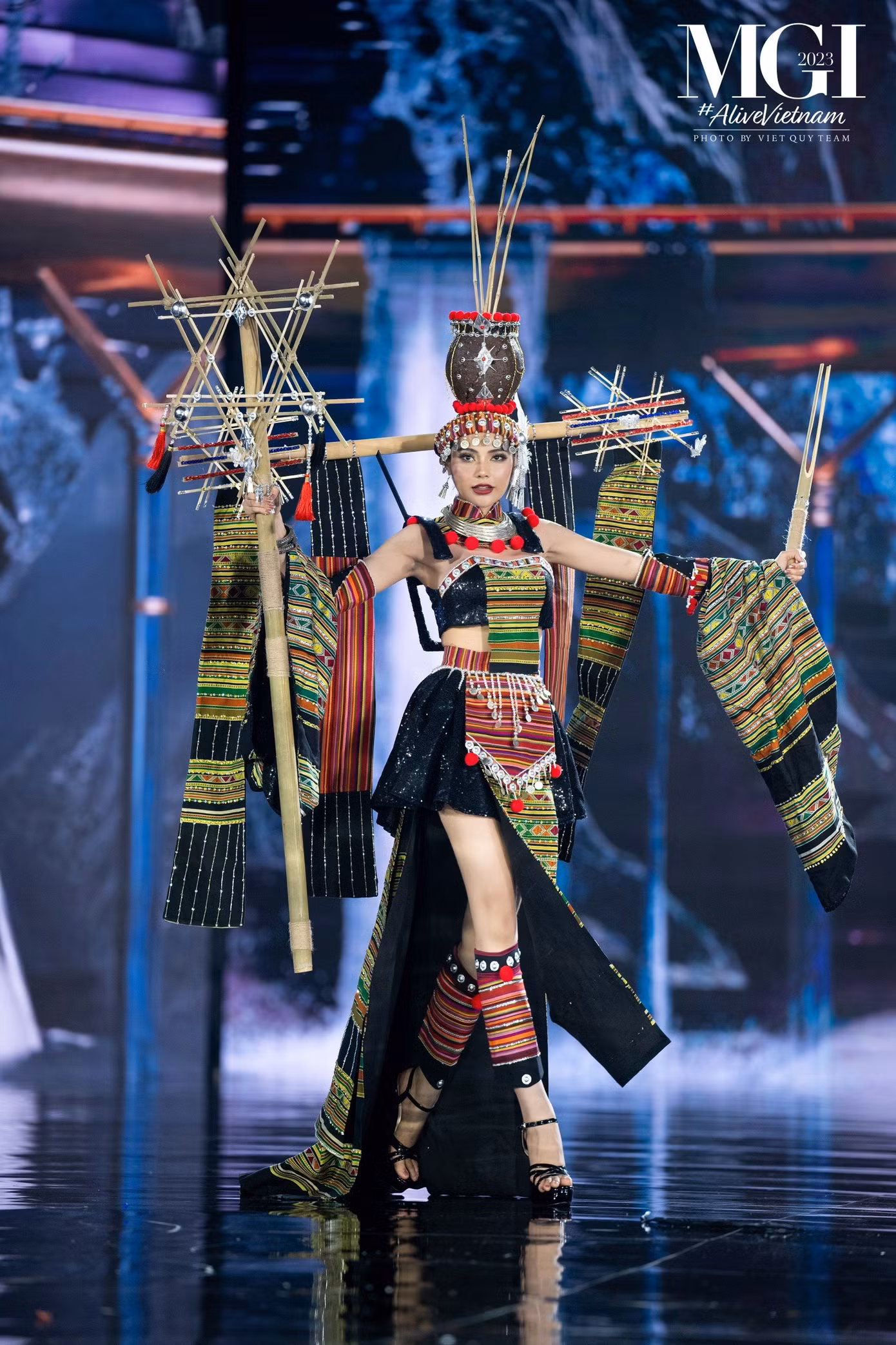 Đêm thi National Costume - Trang phục văn hóa dân tộc - tại Hoa hậu Hòa bình Quốc tế 2023 diễn ra tối 20/10 tại Nhà thi đấu Phú Thọ, TPHCM. Thí sinh diện trang phục cầu kỳ, đầu tư chỉn chu được khán giả đánh giá cao. Trước đó, hơn 70 cô gái mang National Costume đến Hà Nội. Trang phục được ban tổ chức Việt Nam hỗ trợ vận chuyển vào TPHCM chuẩn bị cho đêm thi được quan tâm.
