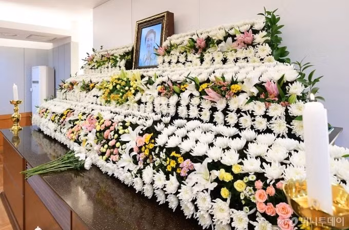 Không khí đau buồn bao trùm tang lễ của Lee Sun Kyun.