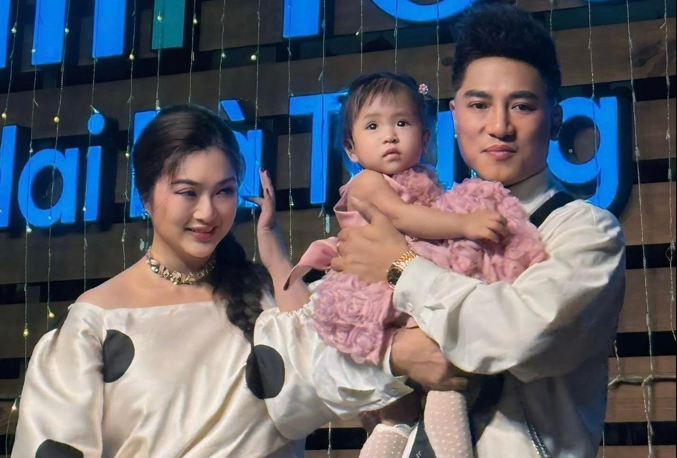 Thanh Trúc và Châu Khải Phong công khai chuyện tình cảm trong tiệc thôi nôi con gái. Thanh Trúc và Châu Khải Phong công khai chuyện tình cảm trong tiệc thôi nôi con gái.