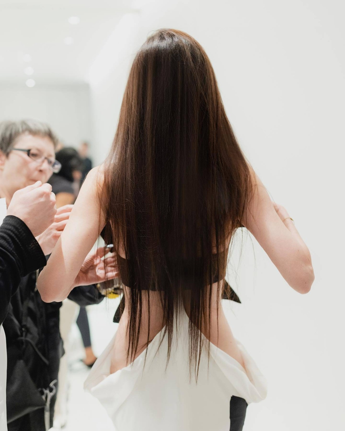 Bóng lưng gây sốt của Vera Wang ở tuổi 74.