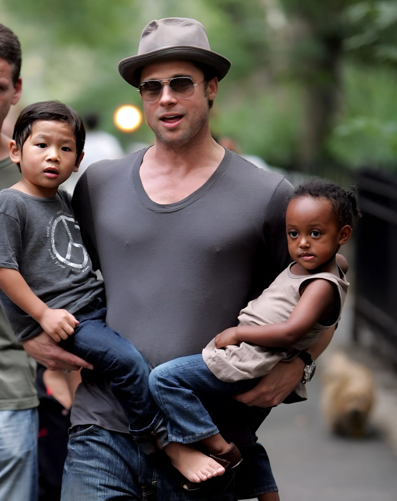 18 năm trước, Brad Pitt trở thành cha hợp pháp của ba đứa trẻ được Angelina Jolie nhận nuôi, sau khi nam diễn viên kết hôn với biểu tượng gợi cảm. Trong ảnh là hai trong số 3 người con nuôi, gồm Pax Thiên (bên trái) và Zahara. Pax được nhận nuôi trong chuyến Jolie-Pitt về Việt Nam làm từ thiện ở cô nhi viện. Từ đó, hành trình trưởng thành của Pax Thiên được khán giả Việt dõi theo.