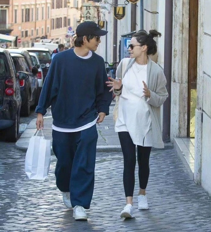 Song Joong Ki và vợ Tây Katy Louise Saunders. Song Joong Ki và vợ Tây Katy Louise Saunders.