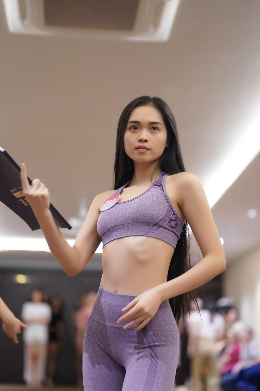 Nguyễn Phương Anh có thành tích ngoại ngữ IELTS 7.5 và hiện là sinh viên ngành Truyền thông chuyên nghiệp tại ĐH RMIT Hà Nội. Ngoài năng khiếu học tập, cô gái sinh năm 2002 có thân hình khỏe khoắn, năng lượng trình diễn tích cực. Khi được hỏi về cái tên đáng gờm nhất Hoa hậu Việt Nam 2022, nhiều thí sinh gọi tên cô gái đến từ Hải Phòng Nguyễn Phương Anh.