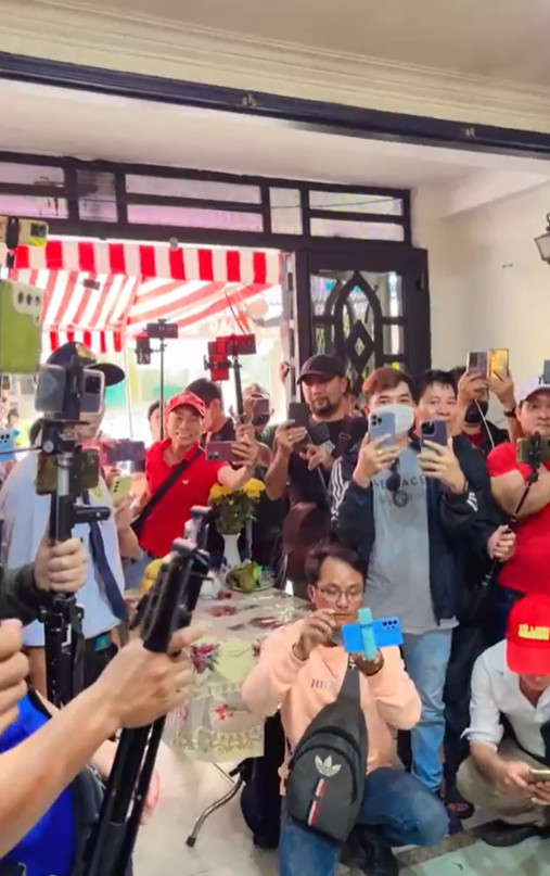 Bảo vệ có mặt ngăn nhóm YouTuber vào nhà Vũ Linh. Bảo vệ có mặt ngăn nhóm YouTuber vào nhà Vũ Linh.