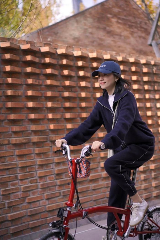 Đổng Khiết ở tuổi 43. Đổng Khiết ở tuổi 43.