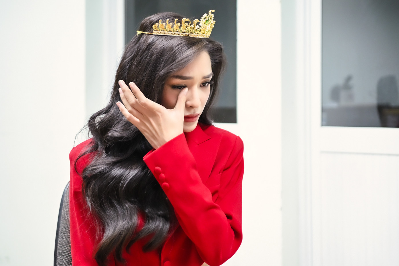 Á hậu 3 Hồng Hạnh khóc khi kể về câu chuyện bạo lực học đường. Người đẹp nói gia đình bận rộn công việc, cô không dám kể lại chuyện bị bắt nạt. Hồng Hạnh nói cô thấy mình trưởng thành, mạnh mẽ hơn sau khi trải qua nhiều biến cố.